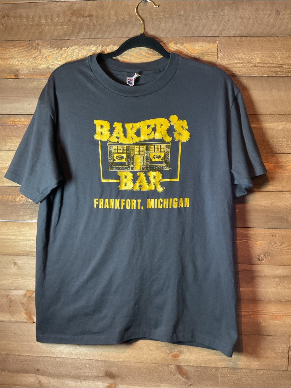 Vintage Baker’s Bar Frankfort Michigan Navy and Gold Graphic T-Shirt Men’s X